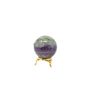 Vente en gros de sphères de cristaux d'apatite foncée de haute qualité avec support en laiton, boule de cristal de guérison Reiki, artisanat populaire pour la décoration - Product Image 2