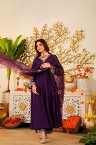 Conjunto de Kurta Morado Bordado para Mujer, Corte Holgado, Estilo Tradicional Indio-Pakistaní, Informal, de Rayón, Largo hasta el Tobillo, Elástico - Product Image 2