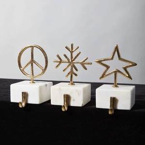 Juego de Soportes para Calcetines Navideños de Metal Dorado con Base de Mármol Blanco, Gancho para Repisa de Chimenea, Copo de Nieve, Estrella, Decoración Navideña para el Hogar - Product Image 1