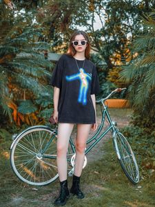 T-shirt streetwear personnalisé pour homme – Qualité supérieure, délavage acide, coupe ample, épaules tombantes, coton, motif graphique - Product Image 3