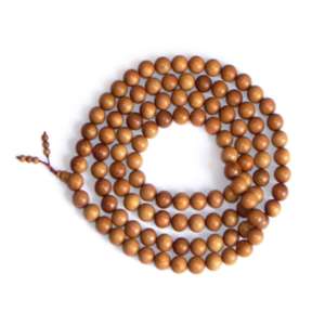 Vente en gros de perles de mala en bois de santal de type brin de 10 mm pour le chant du yoga - Product Image 3