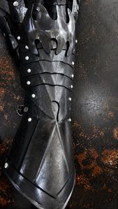 Protector de brazo de acero niquelado negro CH con diseño de púas, estilo antiguo, armadura de metal fundido para exhibición de arte coleccionable - Product Image 4