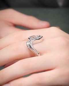 แหวนเพชรทรงรีเพาะเลี้ยงในห้องปฏิบัติการ ดีไซน์โค้งประดับเพชรทรงบาแกตต์ด้านข้าง แหวนสัญญาทันสมัย ทองคำขาว 14K เครื่องประดับชั้นดีสำหรับวันเกิด - Product Image 5