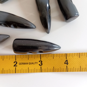 Venta al por mayor de botones de palanca de cuerno de buey real de 2 agujeros de color natural estilo retro personalizado Premium de moda para suéter de FWE - Product Image 2