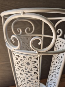 Porte-parapluie moderne en métal blanc avec motif floral ajouré – Solution de rangement élégante pour les entrées de maison – Fabriqué en Inde - Product Image 3