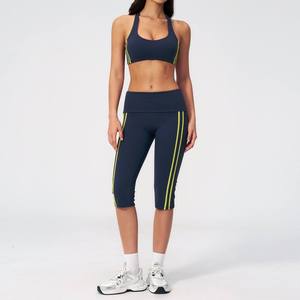 Pantalones de yoga OEM sin costuras de cintura alta con rayas laterales y pierna ancha, elásticos en 4 direcciones, suaves, acampanados, para entrenamiento, con logo personalizado, sujetador liso con cuello en V - Product Image 2