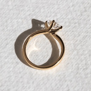 Bague classique en or jaune avec diamant de laboratoire rond de 1 carat, bijoux fins, vente en gros - Product Image 3
