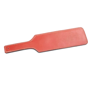 Pagaie BDSM en cuir avec clous métalliques, couleur rouge, manche flexible pour un mouvement contrôlé - Product Image 6