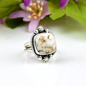 Anillo Vintage Hecho a Mano con Turquesa de Caballo Salvaje en Engaste de Plata de Ley, Joyería Estilo Navajo del Suroeste para Mujer - Product Image 1
