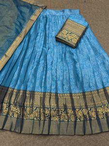 Lehenga Choli de Seda Kanjivaram con Tejido Zari y Dupatta de Georgette Liso con Encaje, Estilo Tradicional del Sur de la India para Mujer Adulta - Product Image 2