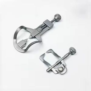 Pince à caoutchouc en acier inoxydable pour instrument dentaire orthodontique, outil chirurgical pour une manipulation précise des caoutchoucs. - Product Image 1
