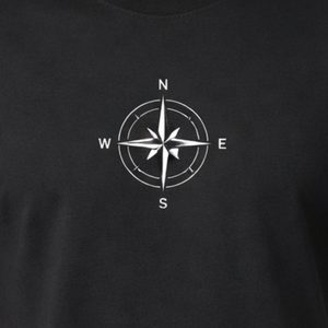 เสื้อยืดผ้าฝ้ายสีดำสำหรับผู้ชายที่เป็นที่ต้องการสูง |    ลายพิมพ์กราฟิกเข็มทิศสีขาว |   เสื้อผ้าลำลองแนวสตรีทแขนสั้นระดับพรีเมียม |    จุดเชื่อมต่อสำหรับนำทาง - Product Image 3