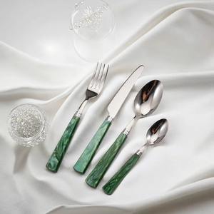 Juego de Cubiertos Artesanales de Acero Inoxidable Sostenible con Diseño Elegante y Presentación de Calidad - Product Image 3