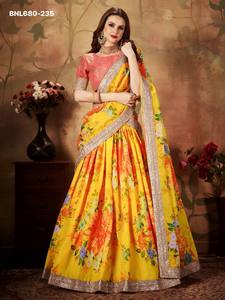 ผ้าออร์แกนซ่าคุณภาพพรีเมียมพร้อมลายพิมพ์ดิจิทัลลายดอกไม้และงานปักเลื่อมดอริสีเหลือง ชุดเลเฮนกา-เสื้อและผ้าคลุมไหล่ จากซัพพลายเออร์อินเดีย - Product Image 2