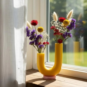 Vase en résine jaune en forme de lettre U, écologique, décoration artistique pour la maison, artisanat personnalisé MOON RISE CRAFT - Product Image 2