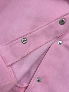 Blouson universitaire pour femme en laine et cuir blanc et violet, écologique, doublé polaire chauffant, imprimé lettres, col en V, manches longues, hiver - Product Image 4