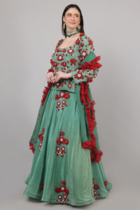 Lehenga Choli de Diseñador para Mujer con Cuentas de Flores Rojas, Adornos de Dana y Perlas, Prenda Moderna para Celebraciones - Product Image 5