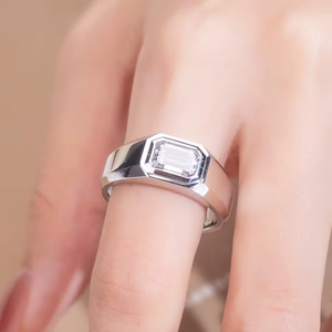 Bague signet unisexe en platine avec diamant synthétique de laboratoire taille émeraude, certifié IGI, couleur D, plaqué or 18 carats, gravure gratuite, luxe - Product Image 5