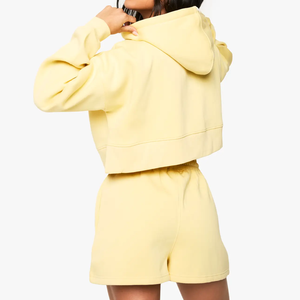 Ensemble sportif pour femme : Sweat à capuche streetwear ample à manches longues zippées, panneaux plissés et effet usé, et short en polaire - Product Image 2