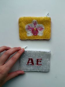 Pochette brodée de perles unique avec un travail artisanal créatif et un design élégant pour un usage quotidien - Product Image 1