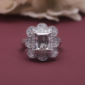 Bague de fiançailles spectaculaire en argent sterling 925 massif avec diamant de laboratoire certifié IGI, taille radiant, sertie d'une halo florale - Product Image 1
