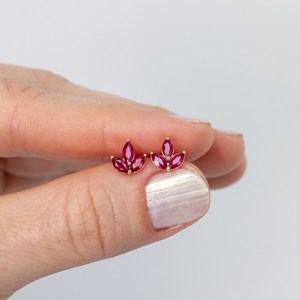 Pendientes de rubí marquesa con diseño de loto, pendientes de tres piedras en racimo, joyería fina para uso diario, regalos personalizados, plata 925, oro de 14 quilates - Product Image 2