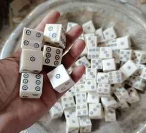 Dés de jeu de haute qualité, faits à la main, polis, en matériau organique, au toucher réel, design personnalisable, caractéristiques écologiques, emballage personnalisé - Product Image 1