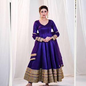 Salwar Kameez de Seda Morada para Mujer, Traje Tradicional Étnico Largo hasta el Suelo, para Bodas y Fiestas, Corte Regular, Elástico, India - Product Image 1