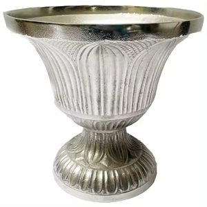 Vases décoratifs en métal de forme élégante, finition argentée, pour la décoration de la maison et des tables de mariage, faits à la main - Product Image 2