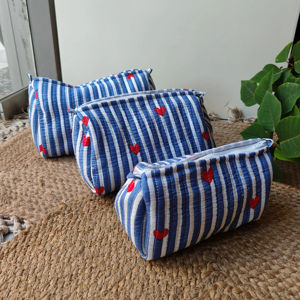 Juego de Bolsas Cosméticas Acolchadas de Algodón, Bolsa de Maquillaje Floral de 3 Piezas, Bolsas de Aseo Azul Corazón (Juego de 3) - Product Image 1