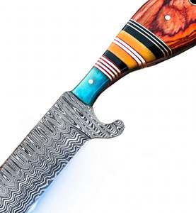 Couteau de cuisine miniature artisanal en acier Damas avec manche en bois et résine multicolore, étui inclus - Product Image 2