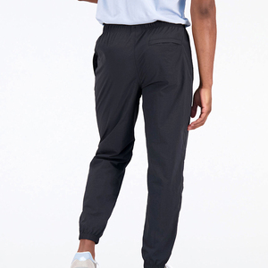 กางเกงวอร์มสีดำสำหรับผู้ชาย เอวยางยืด สวมใส่สบาย มีกระเป๋าข้าง ระบายอากาศได้ดี ผลิตจากโพลีเอสเตอร์ เหมาะสำหรับใส่ในฤดูใบไม้ร่วง - Product Image 2