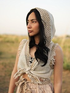 Top Corto Boho con Capucha y Flecos, Chaleco de Algodón Tejido a Mano para Festival con Borde de Patrón Chevron y Bordes Deshilachados, Top Tribal Ecológico - Product Image 3