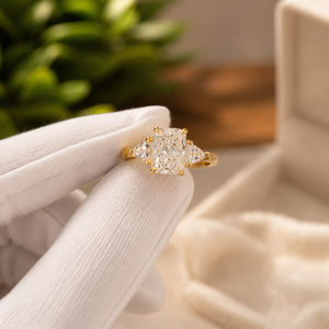 Bague de Fiançailles et de Mariage Art Déco en Moissanite Coupe Coussin, Bague de Mariée Trilogie en Or Jaune Plaqué 10K, Bague Fête des Mères - Product Image 3