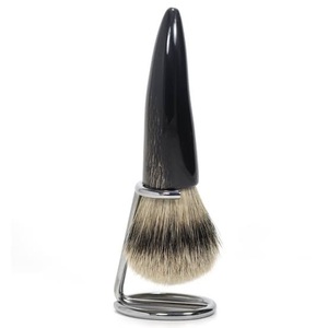 Brocha de Afeitar Redonda Hecha a Mano con Cuerno de Búfalo Ecológico de ILAHI con Mango de Cuerno y Pelo Natural, de Uttar Pradesh, para Personalización de Halloween - Product Image 1