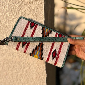 Nouvel arrivage de pochettes à main en cuir de tissu aztèque occidental pour femmes sacs à main multicolores portefeuilles uniques à bracelet en cuir matelassé aztèque - Product Image 4