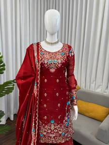Ensemble de robe de mariée pakistanaise élégante en soie blanche brodée, tenue traditionnelle indienne ample et longue pour femmes - Product Image 6