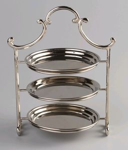 ขาตั้งเค้กเหล็กสไตล์โบราณพร้อมลวดลายแกะสลักแบบวินเทจสำหรับตกแต่ง - Product Image 3