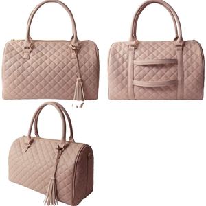 Sac de voyage matelassé rose en microfibre avec poignée à pompon, élégant et portable - Product Image 2