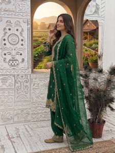 Ensemble Kurta traditionnel indien pakistanais en soie vert émeraude pour femmes, longueur au sol, avec dupatta, coupe régulière, tenue ethnique toutes saisons - Product Image 4