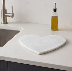 Tabla de Cortar de Mármol Blanco en Forma de Corazón con Vetas Grises y Superficie Pulida Lisa - Product Image 6