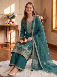 Traje Salwar Kameez de Seda sin Coser con Bordado y Lentejuelas, Estilo Moderno para Fiestas, Bodas, Diwali y Graduaciones - Product Image 2