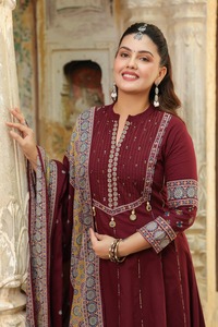 Conjunto de traje Anarkali de algodón color granate premium de 60x60 con yugo adornado, pantalones a juego y dupatta estampada para mujer, ideal para festividades. - Product Image 3
