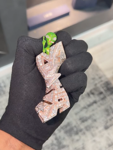 Colgante de Diamante de Laboratorio con Micro Pavé de Aleación de Metal Precioso, Diseño de Alien Lindo, Unisex, Estilo Hip Hop, para Fiesta y Uso Diario - Product Image 1