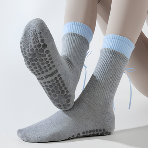 Chaussettes de yoga antidérapantes avec logo personnalisé, longueur cheville, en coton et fibre de bambou, couleur unie, pour adultes, à porter au printemps - Product Image 4