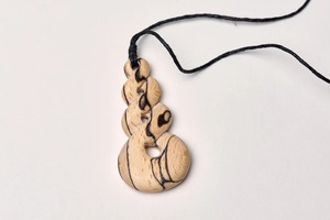 Pendentif en bois artisanal, design en écorce de bouleau naturel, collier avec cordon noir, bijoux en bois artisanal - Product Image 6