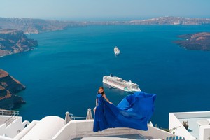 ประสบการณ์ถ่ายภาพชุดเดรสยาวทรงพลิ้วสีน้ำเงินรอยัล รุ่น New Elegant Santorini Flying Dress สำหรับผู้หญิง - Product Image 4
