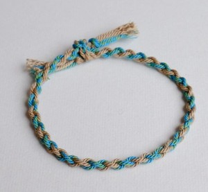 Pulsera de Cuerda de Algodón Tibetano Tejida a Mano: Joyería Boho de la Amistad - Product Image 3