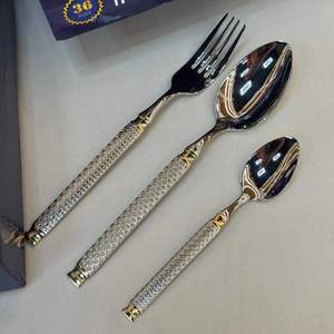 Ensemble de couverts en métal contemporains pour une mise en scène tendance des tables de café, bistrot et café-restaurant - Product Image 3