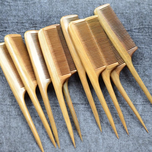 Peigne à dents fines en bois de santal vert, anti-statique, à manche ondulé, par blossom craft india - Product Image 5